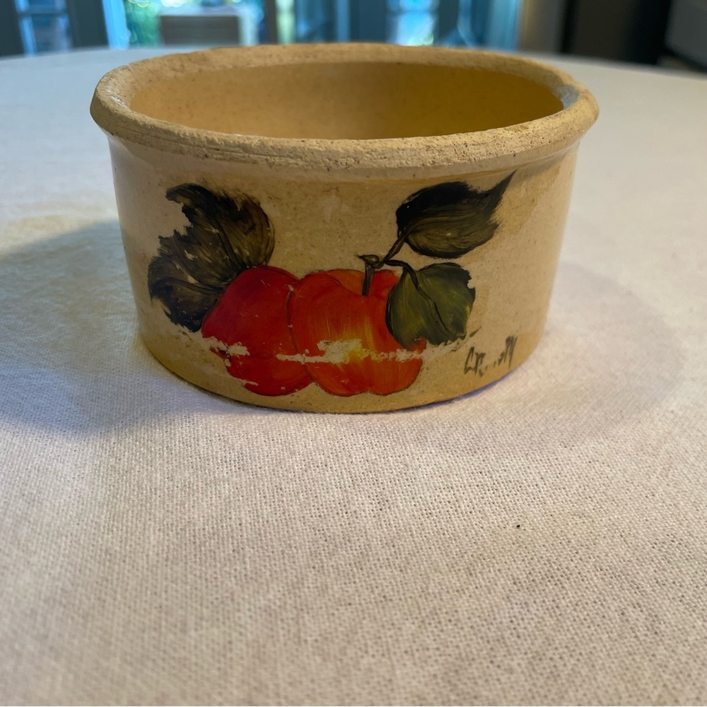 Robinson-Ransbottom Beige Vase with Red Apple Design